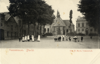 14726 Gezicht op de Markt met bebouwing te Veenendaal; met op de voorgrond een groepje personen en op de achtergrond de ...